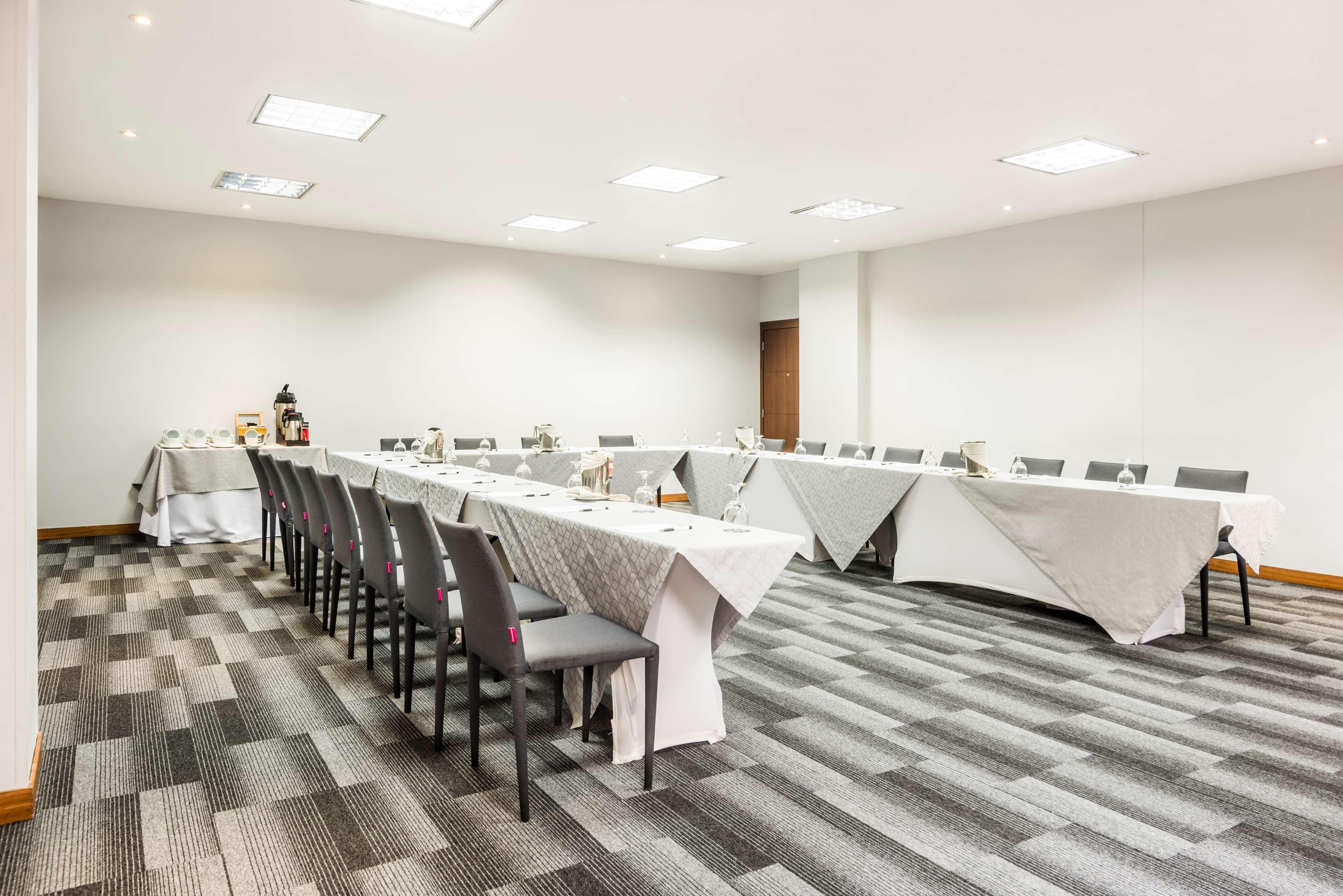 Embassy Suites By Hilton Bogota - Rosales Exterior photo Meeting room at the Hilton Garden Inn