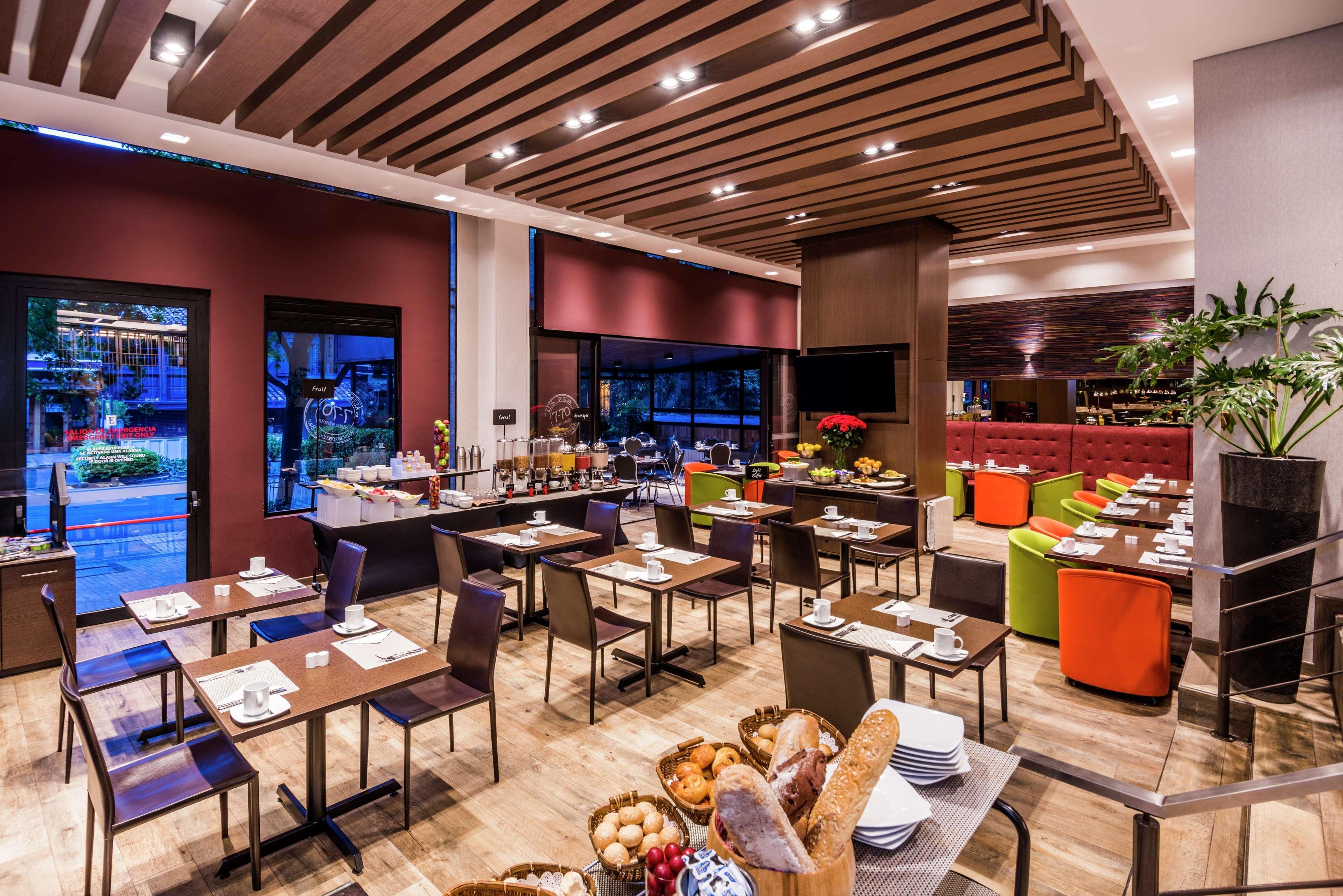 Embassy Suites By Hilton Bogota - Rosales Exterior photo The restaurant