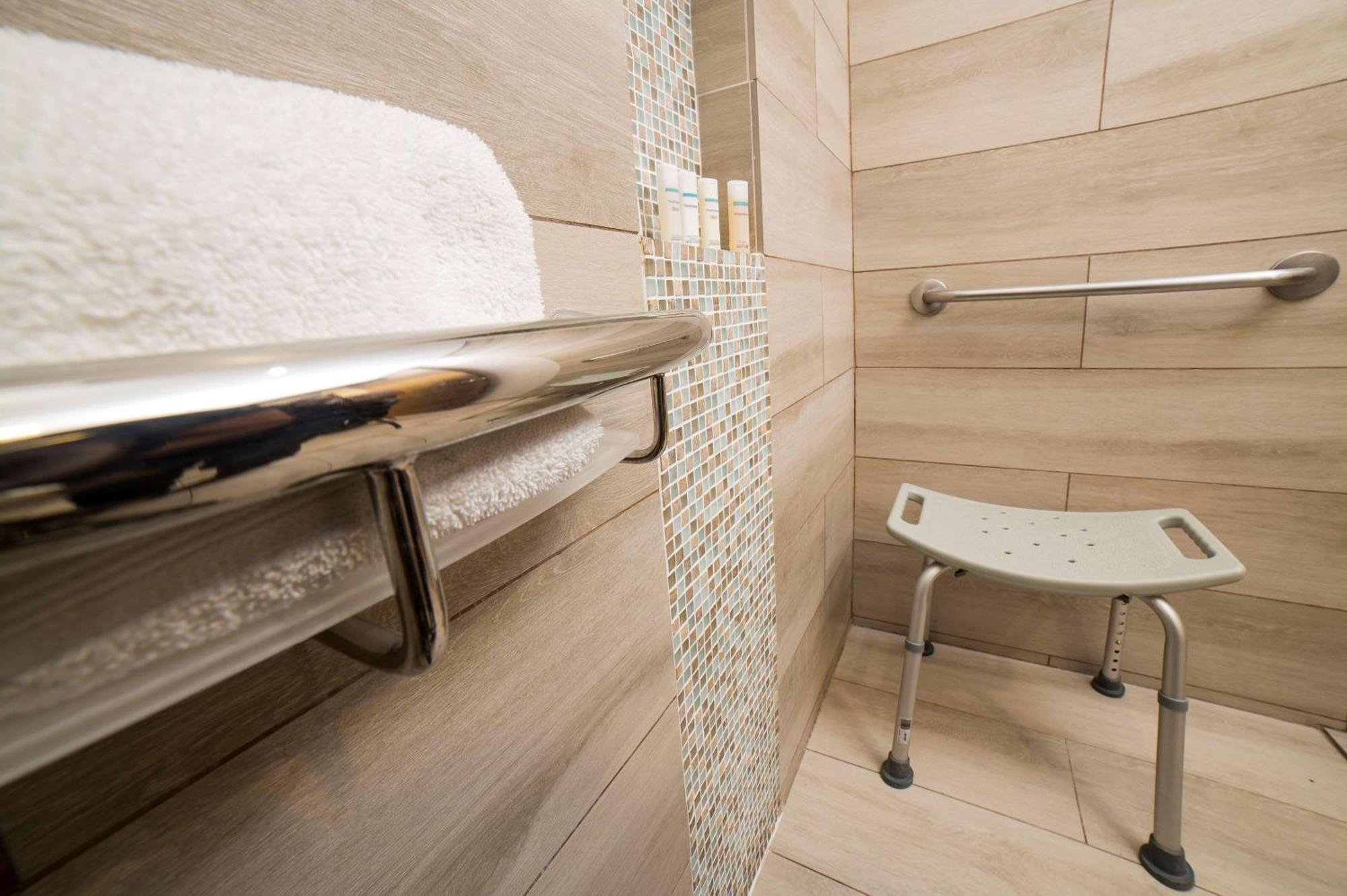 Embassy Suites By Hilton Bogota - Rosales Exterior photo A shower seat