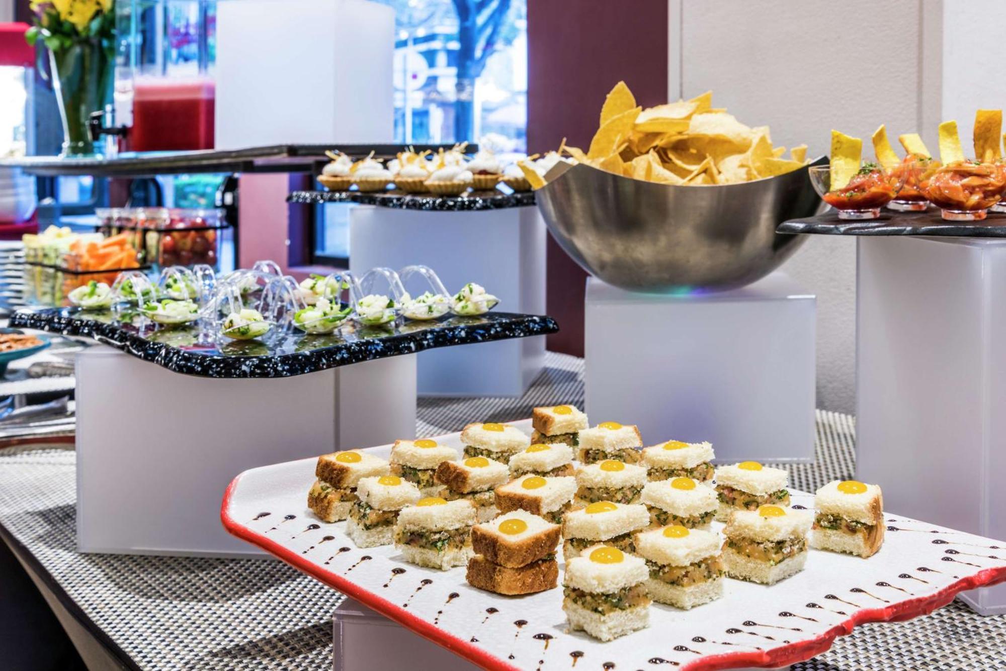 Embassy Suites By Hilton Bogota - Rosales Exterior photo A buffet