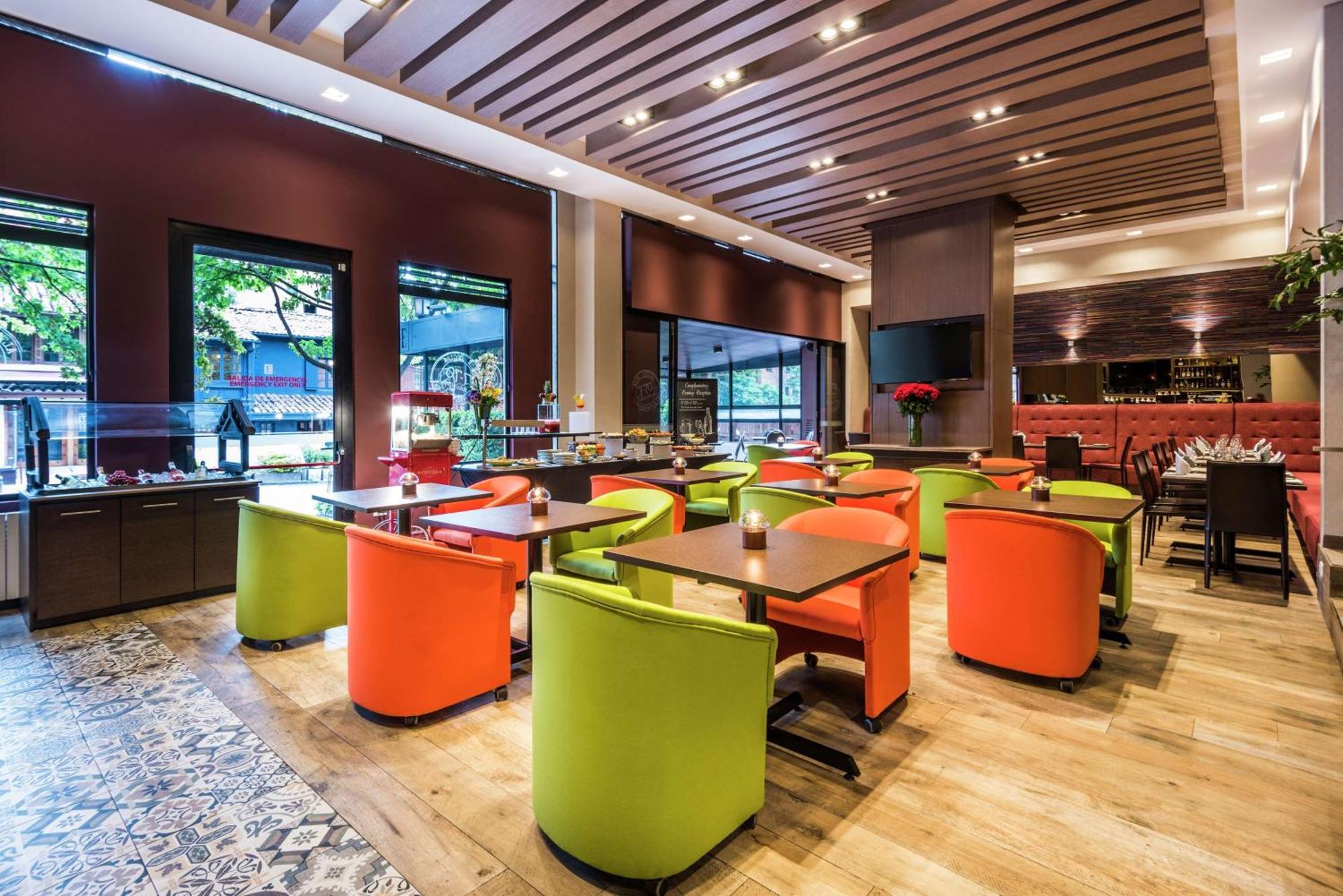 Embassy Suites By Hilton Bogota - Rosales Exterior photo The interior of a restaurant