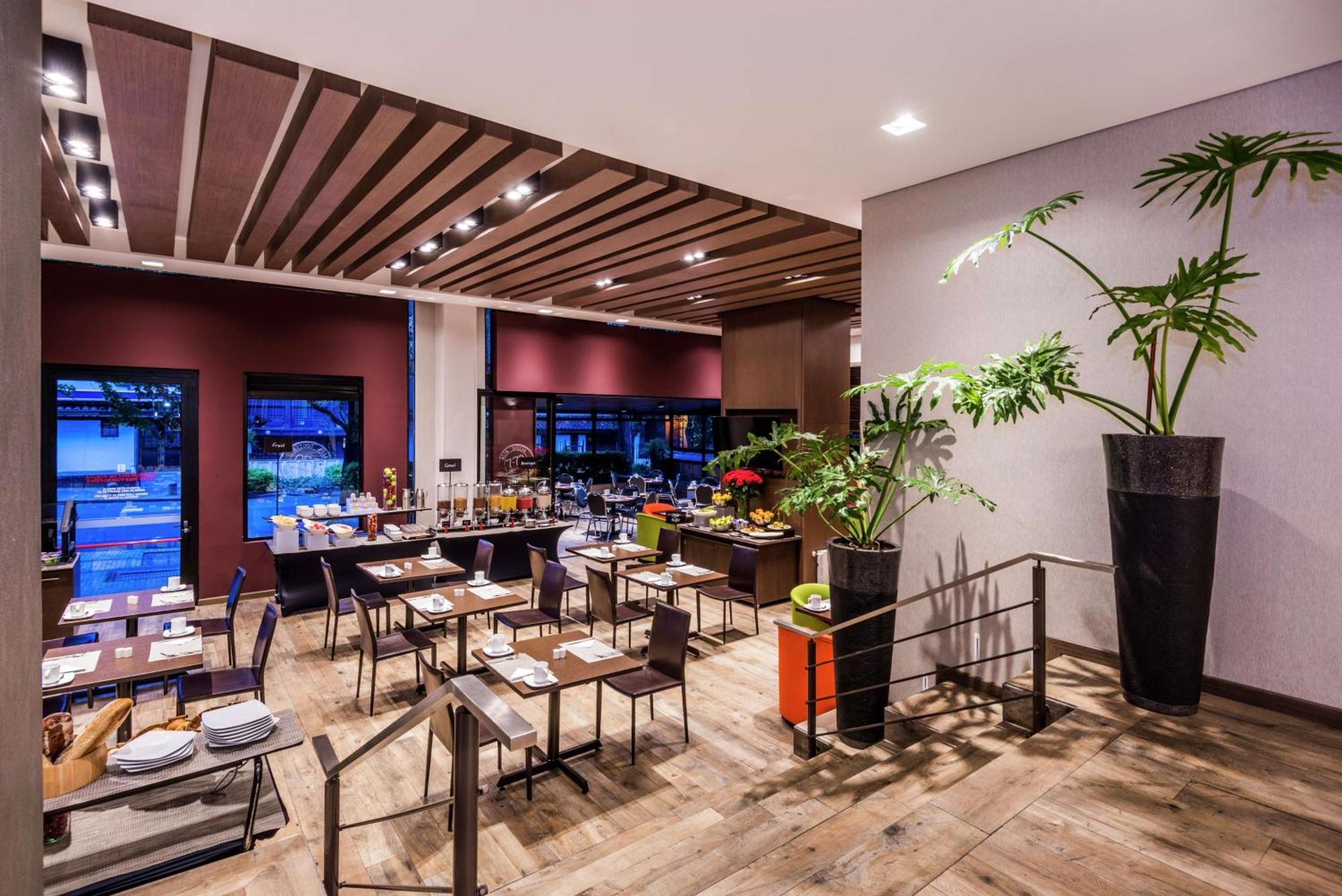 Embassy Suites By Hilton Bogota - Rosales Exterior photo The restaurant