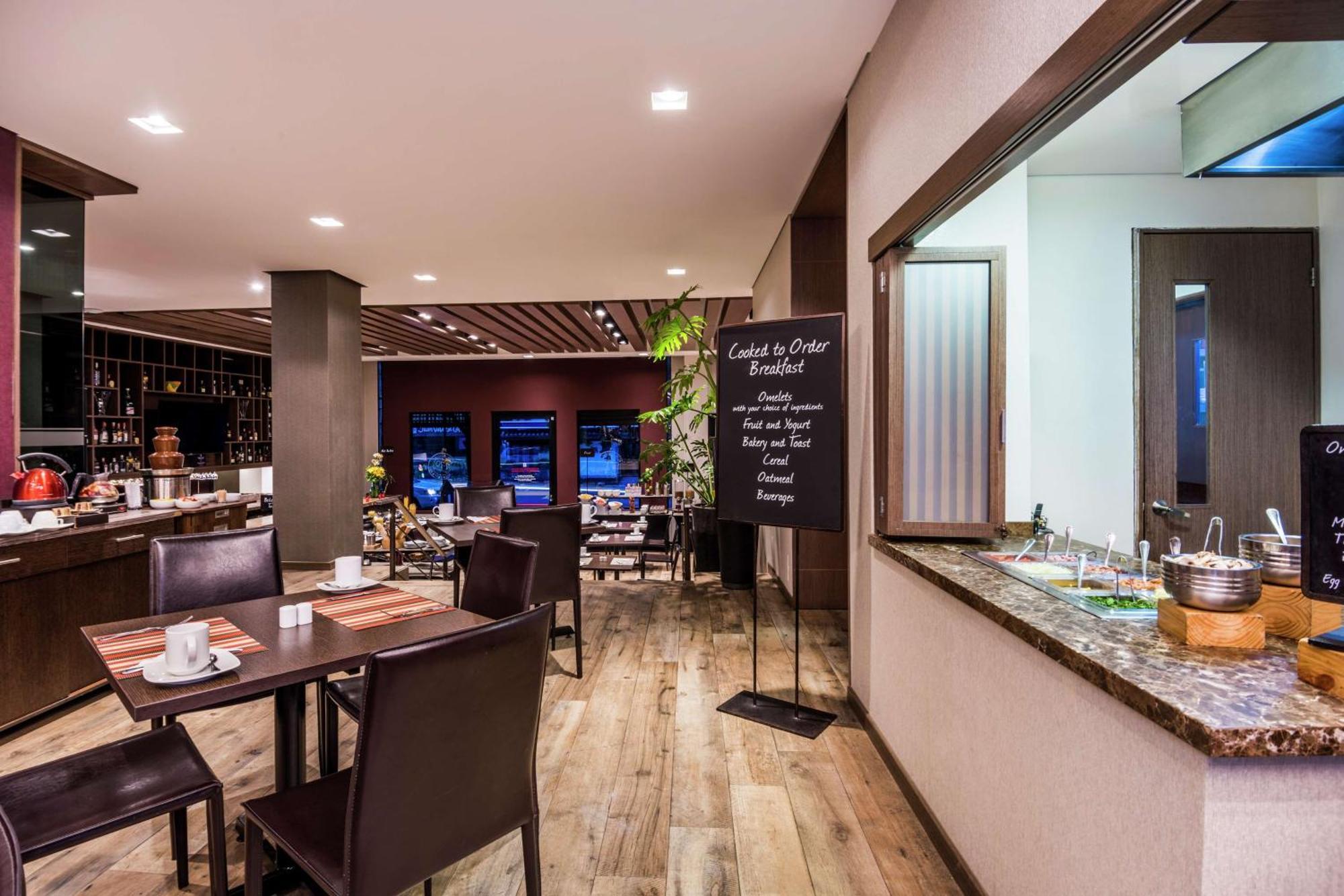 Embassy Suites By Hilton Bogota - Rosales Exterior photo The restaurant