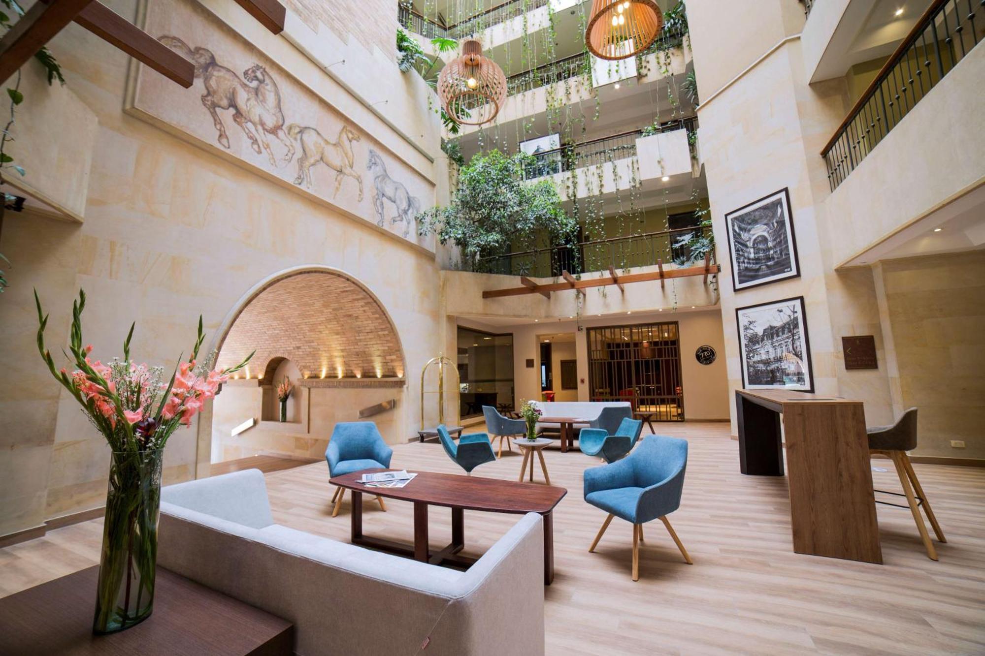 Embassy Suites By Hilton Bogota - Rosales Exterior photo The hotel's lobby