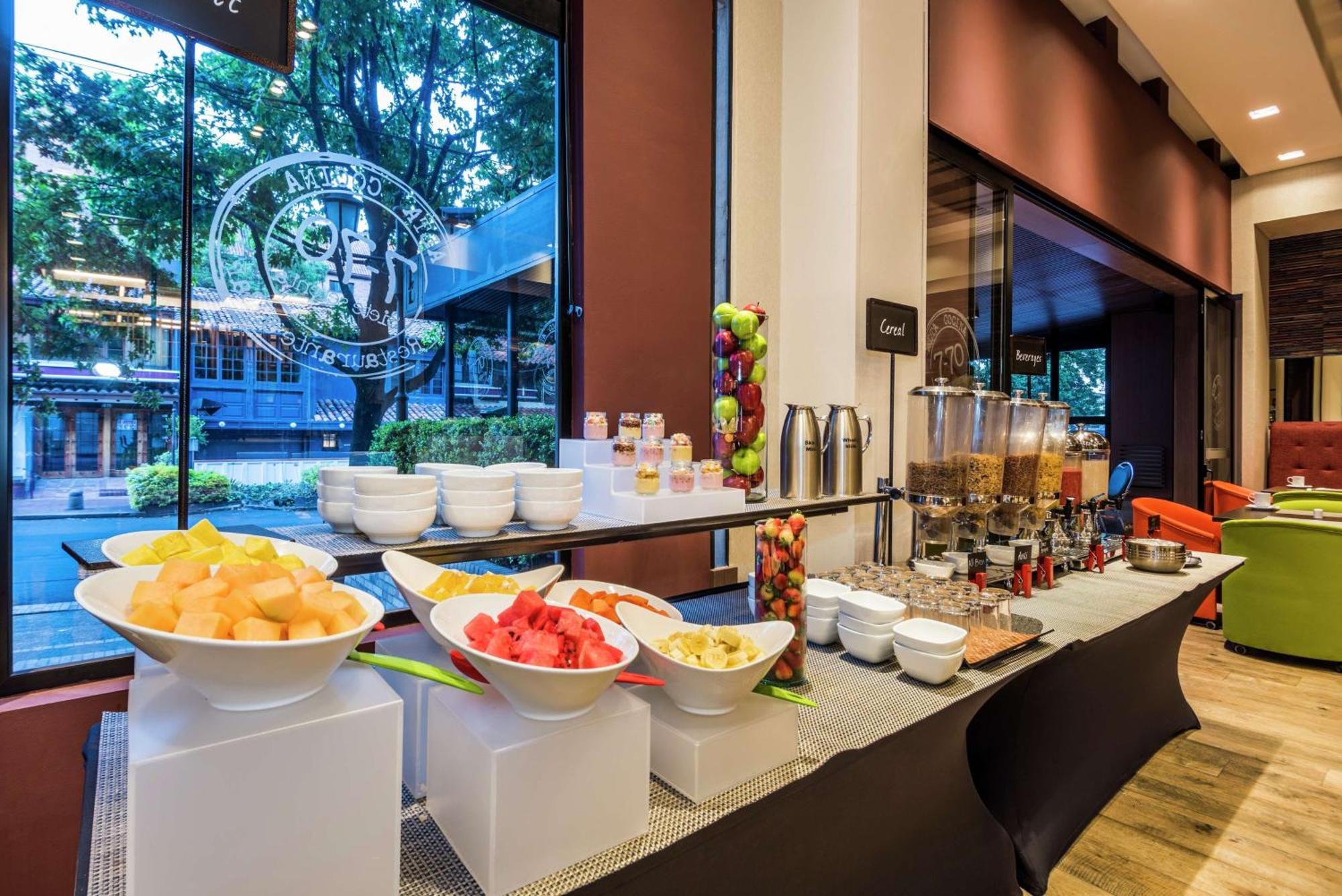 Embassy Suites By Hilton Bogota - Rosales Exterior photo Breakfast at the hotel