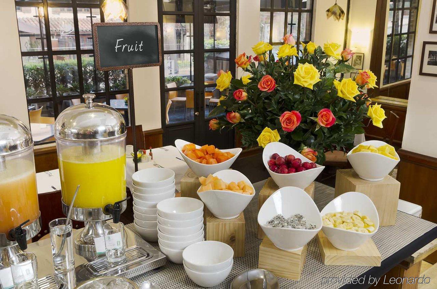 Embassy Suites By Hilton Bogota - Rosales Exterior photo Fruit and juice at a buffet