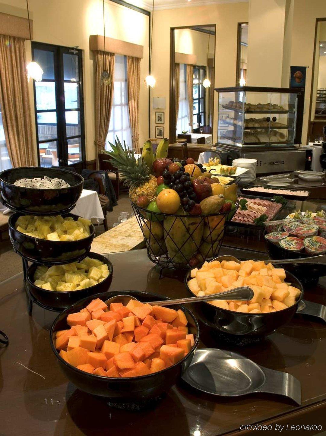 Embassy Suites By Hilton Bogota - Rosales Restaurant photo A fruit salad buffet