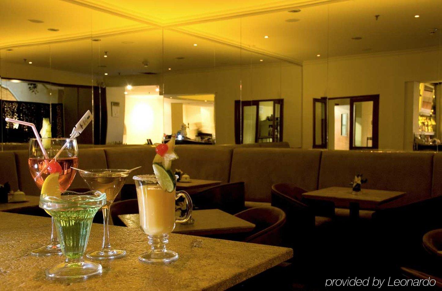 Embassy Suites By Hilton Bogota - Rosales Restaurant photo The lounge at the airport